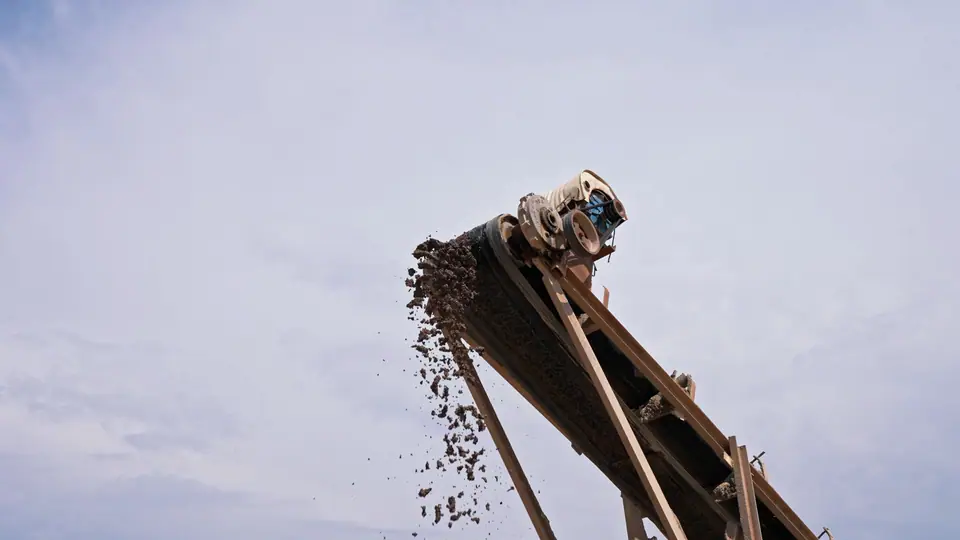 Recycled sand conveyor